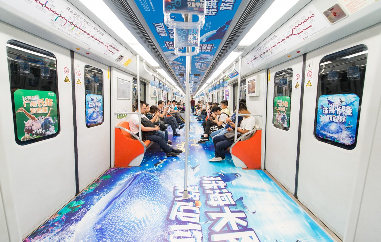 上海地鐵2號(hào)線車(chē)廂廣告